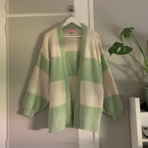 Kofta - Grön och vit stickad kofta i storlek Xs. Från Bianca & Nelly.com serien från när Bianca Ingrosso hade en collab med nelly. Köpt av en annan användare på plick så den har tecken på användning såsom lite noppror🌸