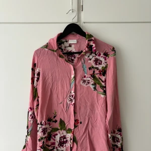 Blommig skjorta - Väldigt bra skick!