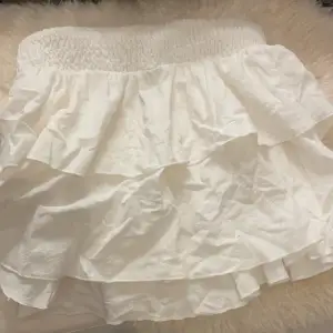 Jättefin volang kjol, nyskick då jag aldrig använt den så inga skador eller liknande. Köpt i Grekland nypris : 350kr. Pris kan sänkas vid snabb affär.
