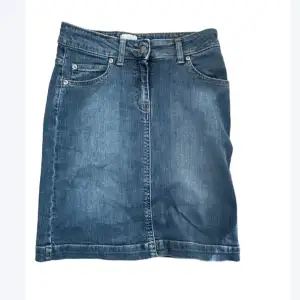 Jeans kjol, lite under knä lång. Säljer pga var för liten för mig. Helt ny! 