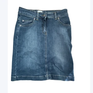 Jeans kjol  - Jeans kjol, lite under knä lång. Säljer pga var för liten för mig. Helt ny! 
