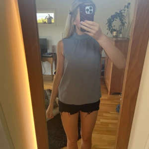 Fest topp - Super super söt fest topp som passar till fest och även till vardags perfekt till sommaren. RYGGEN ÄR SKIT SNYGG MED ROSETTEN🎀🎀🎀