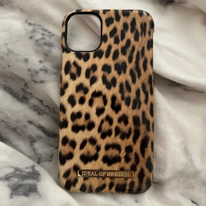 Mobilskal - Super snyggt mobil skal som tyvärr är för stor för min 13, enda defekten ser man på bild 3. Nypris 349kr 💖