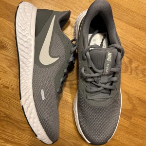 Nike performance revolution 5 - Neutrala löparskor  Helt ny 
