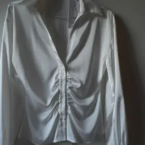 Säljer denna fina lyxiga silkeskjortan. Prislappen sitter kvar och den är aldrig använd. Pris kan diskuteras.🤍