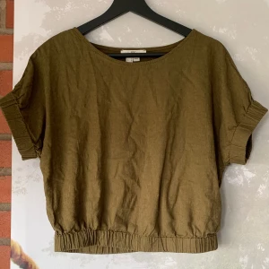 Grön topp med puffärm. Kort ärmad blus. Grön topp. Blus.   - Oanvänd och i mycket bra skick. Puffärmar! Denna topp är perfekt nu till sommaren🌸🎉 den är i storlek M men passar även folk som bär S! 