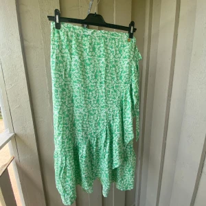 Grön omlottkjol - Oanvänd kjol från Pernilla Wahlgrens kollektion med Gekås