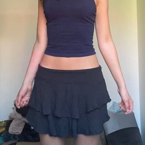 Svart volangkjol  - Jättefin svart volangkjol💕