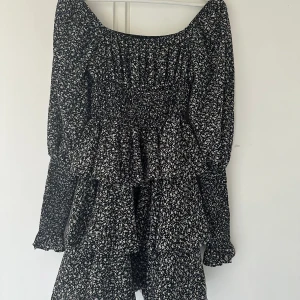 Klänning - Jättefin klänning som aldrig blivit använd, inte helt säker på storleken men skulle gissa på att den passar allt från xs-m