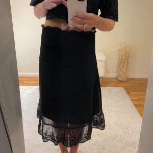 Kjol/klänning - Kjol med spets kant. Går även att använda som en klänning! Så fin och jättefint skick. Tror att det är storlek S men passar säkert XS och M så den är stretchig i materialet💕💕