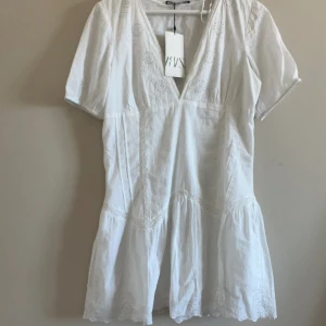 Studentklänning Zara - Aldrig använd, lappen kvar storlek M