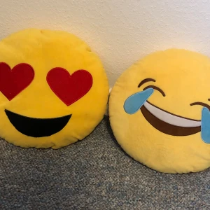 Emoji kuddar - Använts som pynt på soffan men numera inte passar stilen 