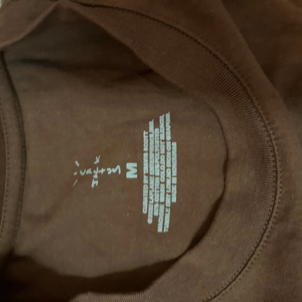 Tshirt från travis scott/cactus jack i färgen brun. Storleken är M. Säljer den då den inte passar mig. Har endast använt den en enda gång. Original pris 60$. Pm för mer info och bilder. T-paidat.