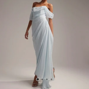 Blå off the shoulder klänning - Helt ny ljusblå draperad långklänning från Asos, fortfarande kvar i påsen. Nypris 1049kr  Drömmig klänning!!