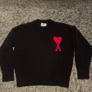 AMI Paris Sweatshirt - Säljer denna jättefina AMI Paris sweatshirten. Den är knappt använd då den är något för liten för mig. Den är storlek herr S men sitter något åt de mindre hållet så mer XS. Jag är själv 181cm och väger 72kg. Hör av er för mer info!