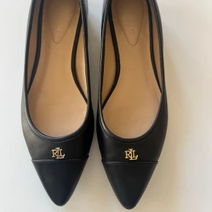 Ralph Lauren Ballerinaskor, strl 37 - Bra skick, merpart använda inomhus.  Originalpris 1300kr