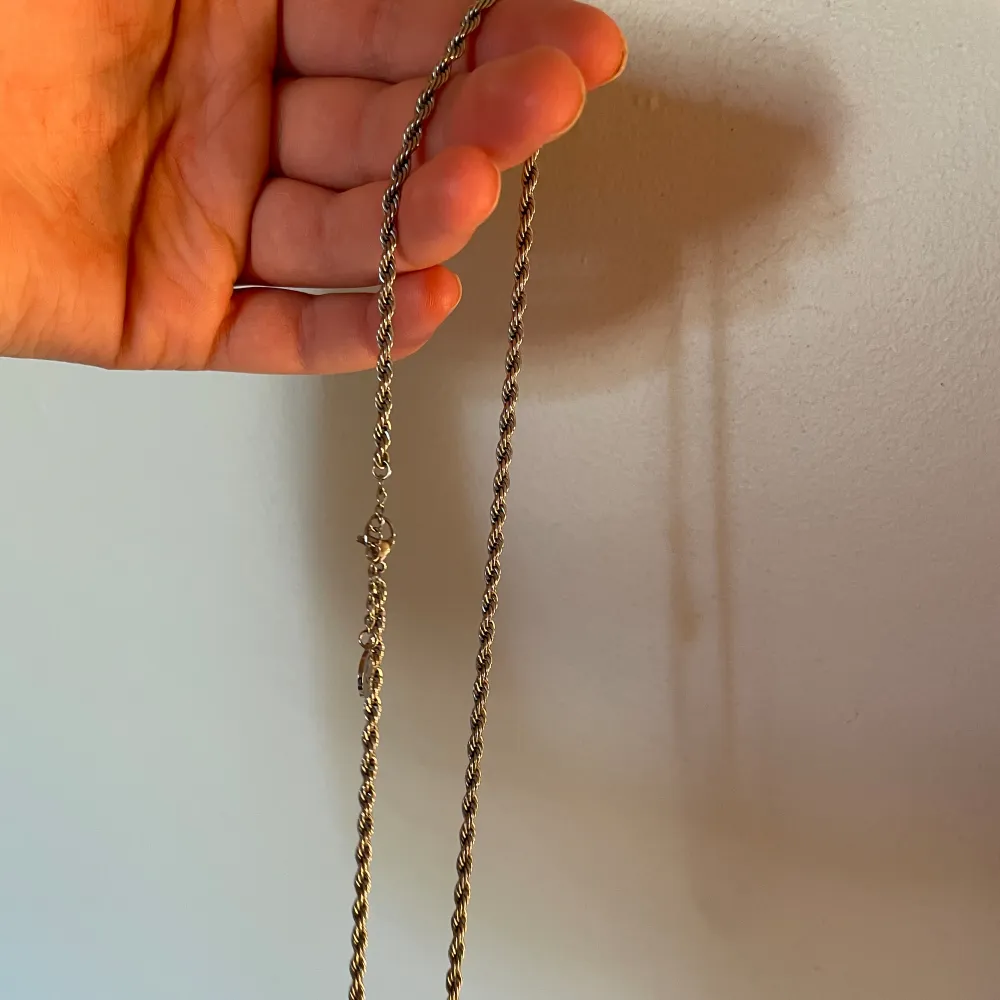 Silver halsband från Edblad som är snurrat, köpt för 400/500 om jag minns rätt❤️. Övrigt.