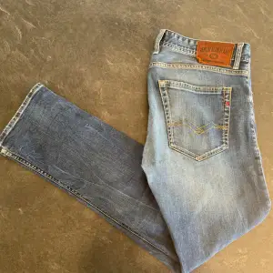 Sjukt snygga replay jeans. Bra passform o snygg färg. Storlek 32/32 Grover. Kontakta för fler frågor eller funderingar. 