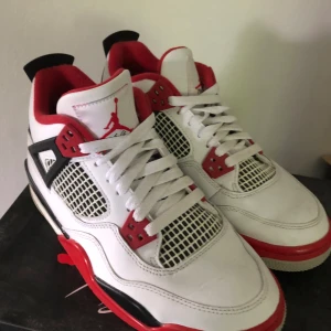 Air Jordan 4 fire red - Sparsamt använda, i väldigt gott skick men finns små spår utav användning. Stl39