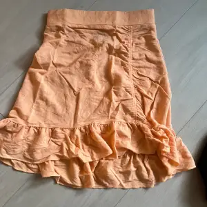 Så fin kjol i en ljus orange/korall färg från Gina. Storlek xxs men jag som är en xs/s får på mig den men den är för liten💕liten volang längst ner och perfekt till sommaren!