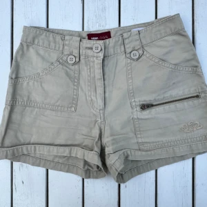 Shorts ljusbrun H&M - H&M shorts st 128 Bra skick  100% bomull 