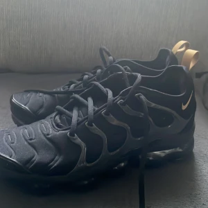Vapor max plus - Använda en gång, köptes från England och dem är riktiga.Köpte för 2500 och säljer för 1200 det lägsta jag kan gå är 1000, storlek 42,5