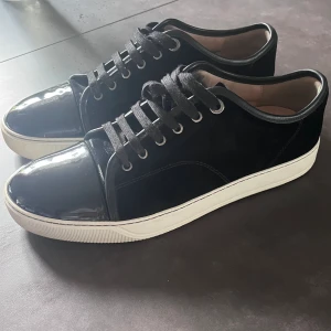  lanvins cap toe  - Ny pris 5000kr , Jag har använt dem en dag typ men de var lite stora för mig. Ruskigt feta skor men tyvär lär byta  9,7/10 skick bra pris kan tänka gå ner ett par hundra Max!  Skriv mer bilder box och kvitto finns 