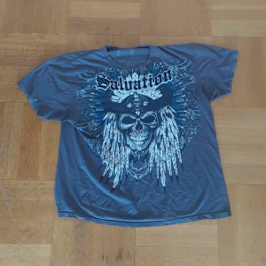 Affliction type Tee - Asfet affliction style t-shirt👽 Storlek XXL men passar som L/XL. Piss snygg. Skriv om ni vill ha fler bilder👽👽