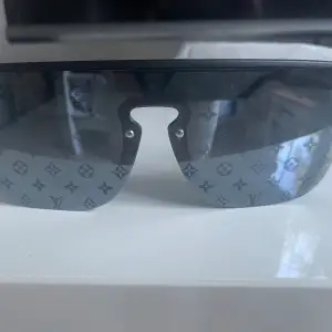 Helt nya Louis Vuitton monogram glasögon i färgen svart, perfekta för sommarn, kontakta för mer info 