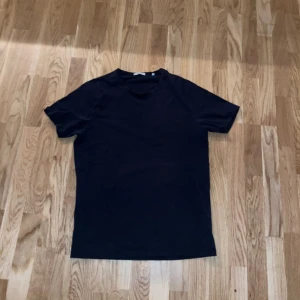 Mörkblå T-shirt från MQ - Säljs pga av ingen användning.   Pris går att diskutera vid snabb affär