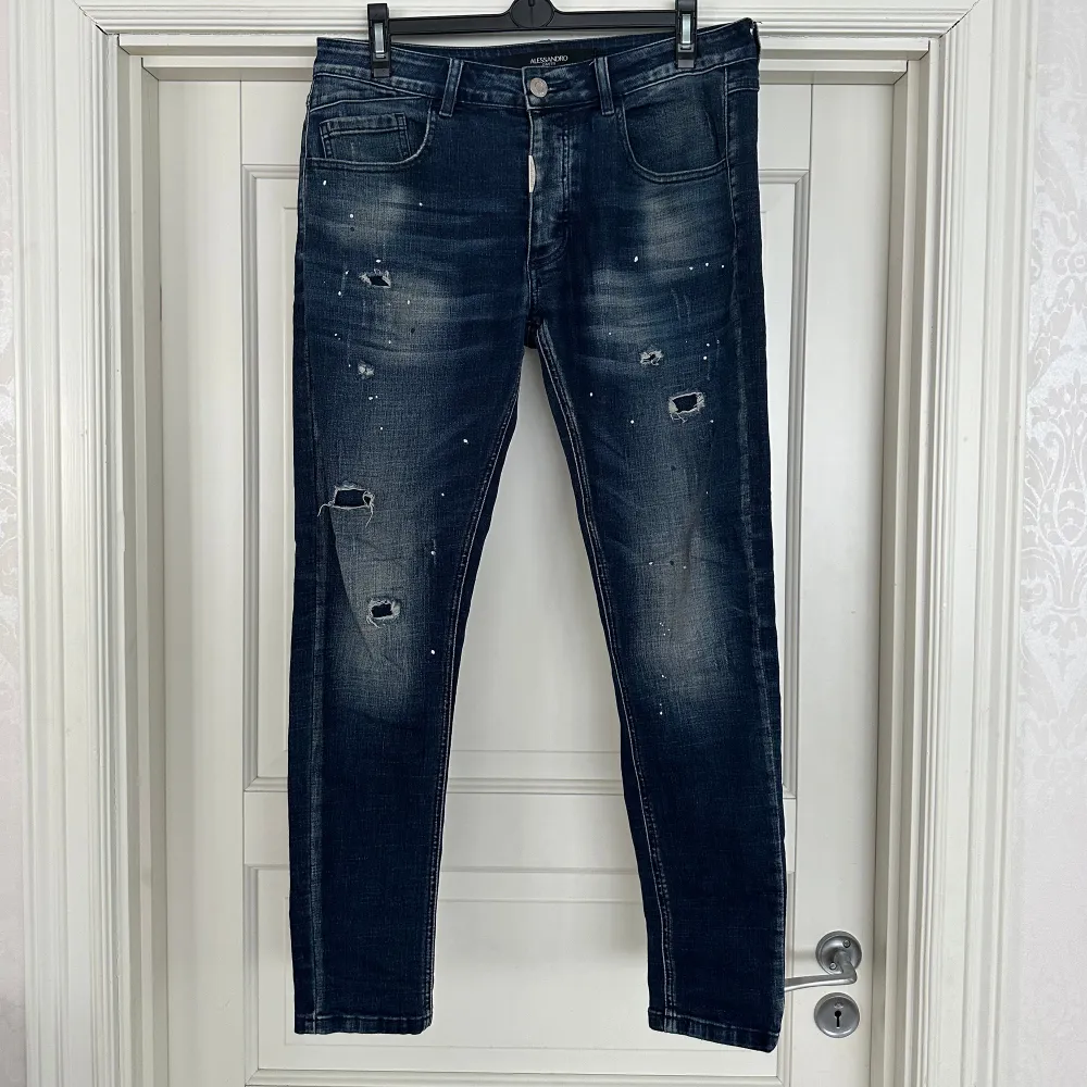 Alessandro Zavetti jeans  Storlek 32 Skick 8/10 Färg Blå Modellen är 188cm och väger 77kg . Jeans & Byxor.