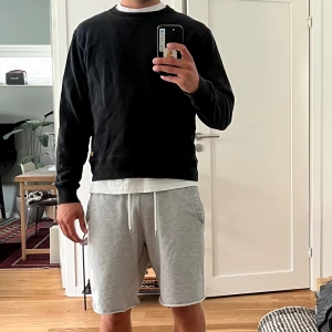 Tiger of sweden sweatshirt  - Använd mycket. Bra skick, säljer den då jag inte använder den. Jag är 190 cm lång och väger 90 kg. Pris kan diskuteras