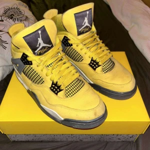 Jordan 4 lightning - Säljer dessa snygga skor då jag behöver pengar till sommaren, pris går att diskuteras vid snabb affär   (bilden är tagen nån vecka tillbaka och skorna är nu tvättade så de har inga fläckar eller liknande)