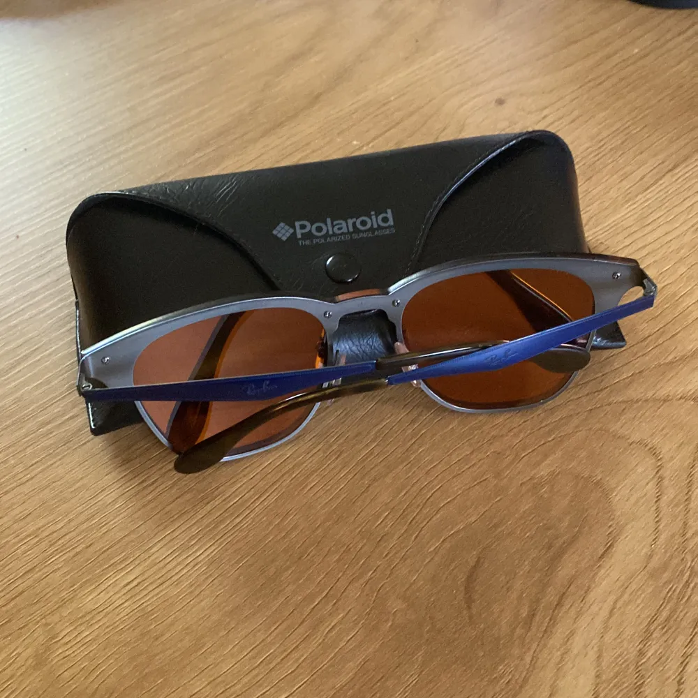 Säljer mina ray-bans nu! Går nästan inte att få tag på det är riktigt sällsynt! Skriv till mig om ni har några funderingar!!. Accessoarer.