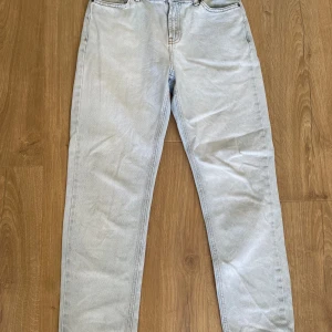 Ljusa grunt byxor stl 26 - Jag säljer dessa otroligt snygga grunt jeans som är ljusa och passar perfekt till sommaren! Dem är tyvärr för små för mig och måste därför vidare, dem är i storlek 26 Det finns några få små fläckar på dem men inget som syns särkilt,mycket Fråga gärna