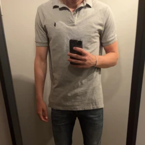 Ralph lauren  - Fin Piké i ny skick den är sparsamt änvänd,säljer den då den inte kommer till så mycket användning 