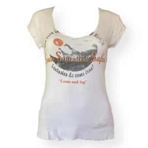 Y2K Tee - 7/10 i skick. Från Wear It, storlek L. Genomskinligt material. ⚠️ Klippt som att det är förhand!  100% bomull. Dockan använder storlek XS. MÅTT:  Armhåla till armhåla 41/42cm, ärmlängd 6cm & längd 38cm (från armhåla och ner) 