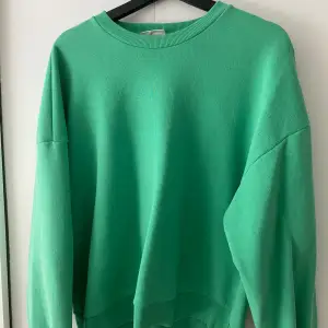 Grön sweatshirt från gina tricot, bra skick, använd ett fåtal gånger  säljs nytvättad 💚