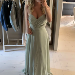 Balklänning - storlek 36 helt oanvänd endast testad. Prislappen sitter på, den är från jjshouse och är jättefin och öppen i ryggen💕 kostade 1500 + frakt och tull. Klänningen ligger ute på vinted också, så först till kvarn!🌸💚