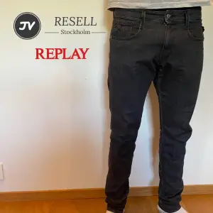 Replay Jeans | Modell Anbass | 10/10 använda fåtal gånger | W32 L34 | modellen på bilden är cirka 184cm och väger 75kg | Nypris 1800kr vårt pris 799