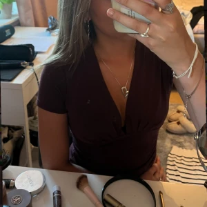 Top Bikbok - Jag säljer min top från bikbok eftersom jag inte har någon användning till den. Jag har bara använt den en gång så det är i mycket fint skick. Vid snabb affär kan ja gå ner lite i pris❤️. 