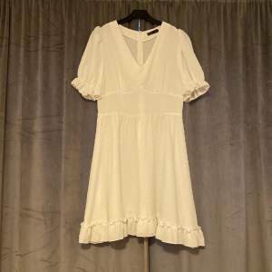 Säljer denna vita klänning från Shein, använt 1 gång, säljer för att den inte kommit till användning!🤍