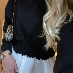 Svart tröja - Perfekt svart tröja att ha över skjortor, linnen och likande! Resor i midjan som ger en superfin silhuett! 💕