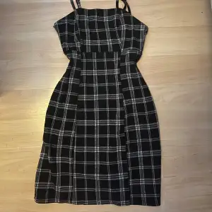 Svart mönstrad klänning i storlek xxs