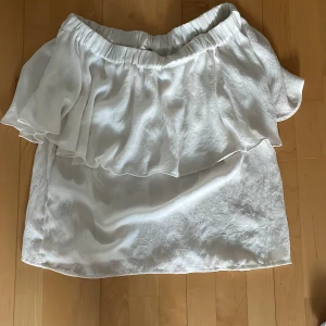 T-shirt - En fin vit t-shirt. Använd lite gånger så i jättebra skick!