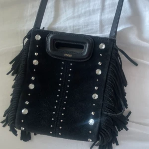 Maje väska - Säljer min maje väska då den inte kommer till användning längre. Den är i bra skick. Köpte den här på plick för 1200. Knappt använd