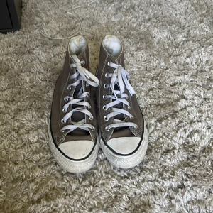 Converse skor - Sälje bruna converse i stolek 39 efter som dom har blivit för små. Använda men fina forfarande. Original priset 600kr säljer för 200kr. Kan sänkas i priset.