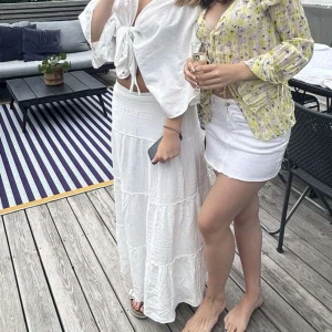 Vit långkjol 🤍 - Vit långkjol från Brandy Melville, köpt i Paris för ett år sen men nästan aldrig använd🤍 Har ett litet hål som är enkelt att laga för den som vill:) 