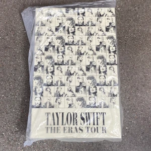 The eras tour VIP box - Säljer denna helt oöppnade Taylor Swift VIP boxen eftersom jag har en över!😊 I boxen finns: - fyra affischer - en The Eras Tour pin - tio vykort - en tygpåse - Ett vipband med kort Skriv gärna om ni har några frågor! Priset är förhandlingsbart, 😊🪩💞