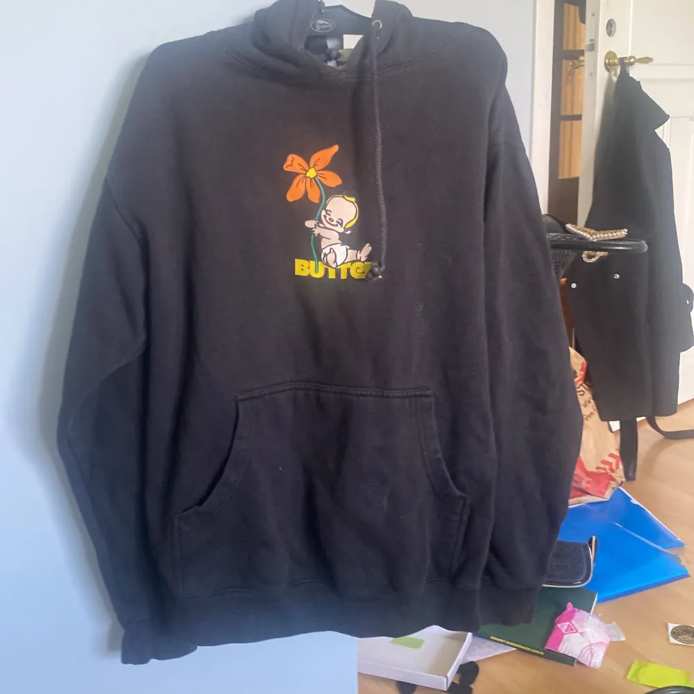 Svart Hoodie storlek S Märke: Butter goods (Junkyard) Många som skejtar känner till hoodien  Köpt för cirka 1200kr. Hoodies.